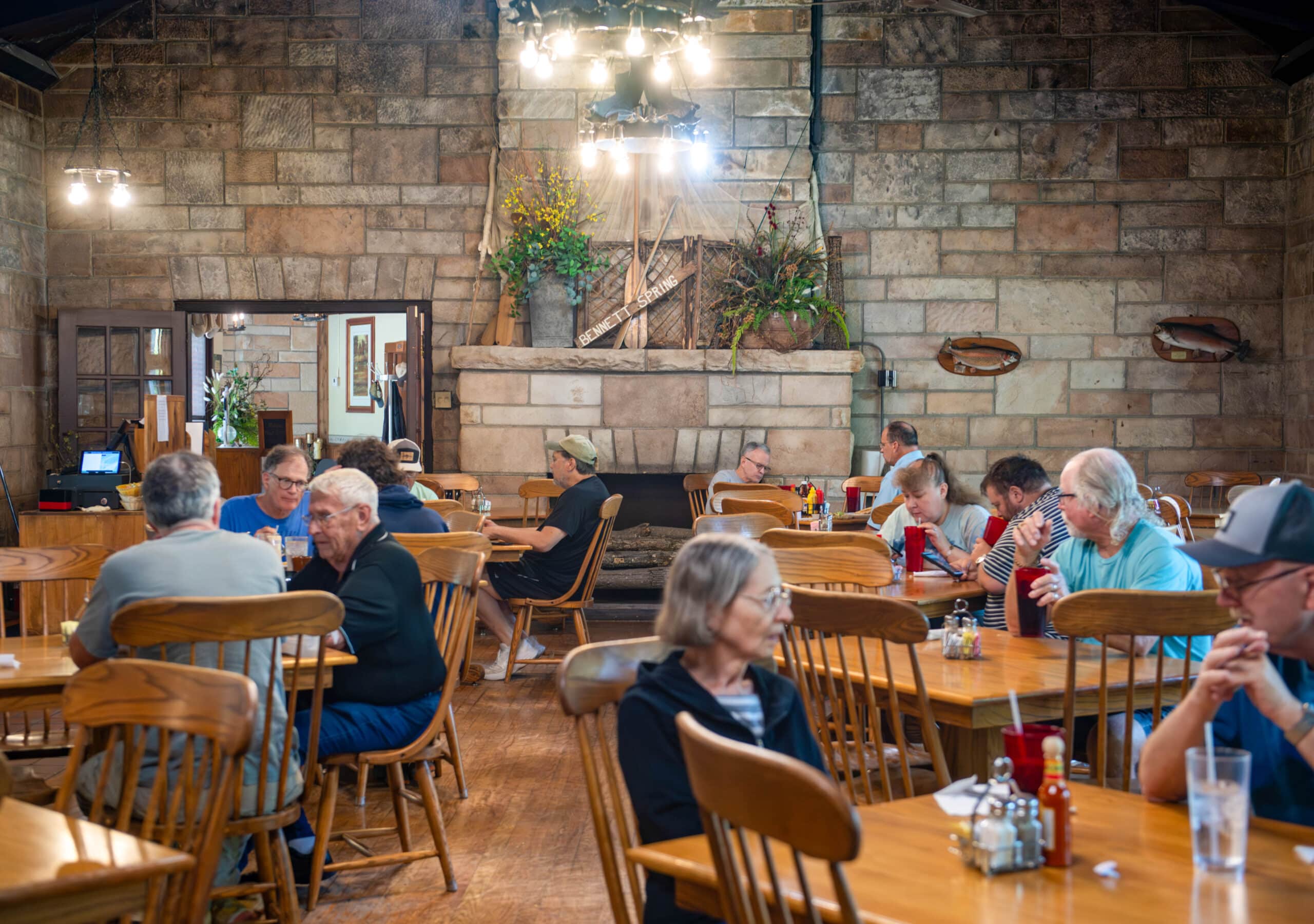 Bennett Spring, Summer, Dining, Groups in Dining Lodge